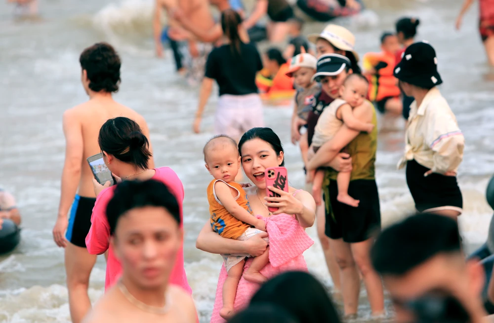 Biển Sầm Sơn đặc người, thất thủ trong ngày 30-4 - 4.JPG