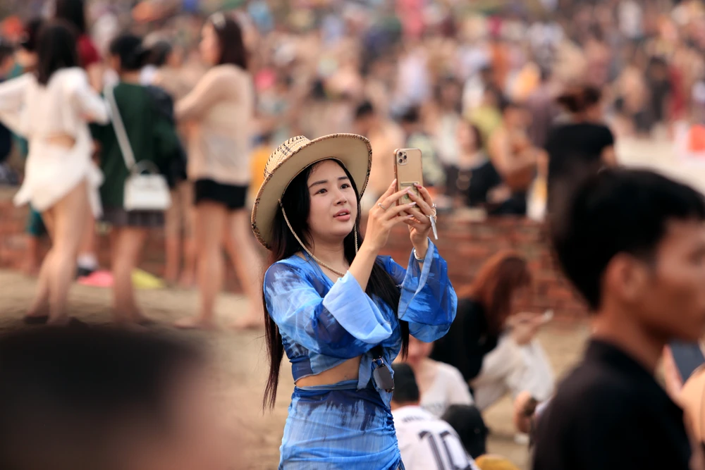 Biển Sầm Sơn đặc người, thất thủ trong ngày 30-4 - 5.JPG