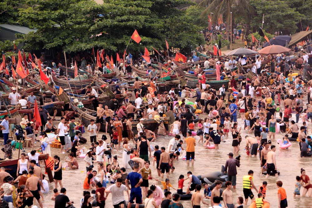 Biển Sầm Sơn đặc người, thất thủ trong ngày 30-4 - 7.JPG