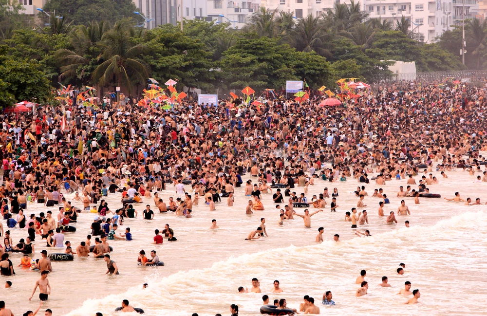 Biển Sầm Sơn đặc người, thất thủ trong ngày 30-4 - 8.jpg