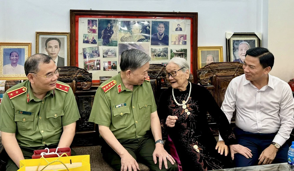 Đại tướng Tô Lâm thăm, tặng quà, tri ân người có công với cách mạng ở Thanh Hóa-2.jpg