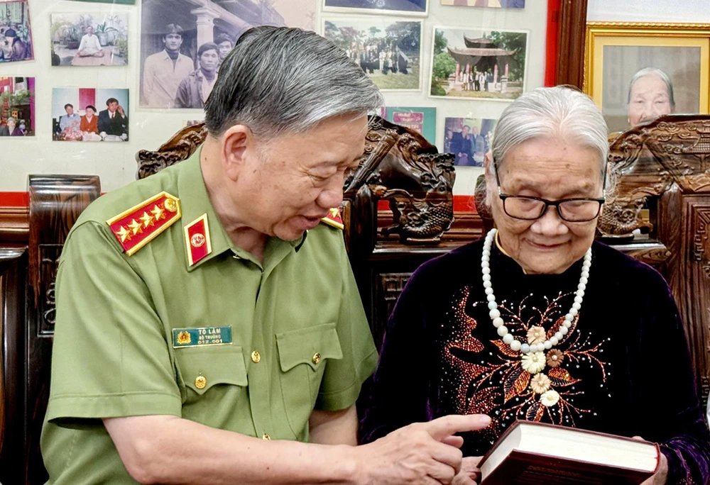 Đại tướng Tô Lâm thăm, tặng quà, tri ân người có công với cách mạng ở Thanh Hóa-3.jpg