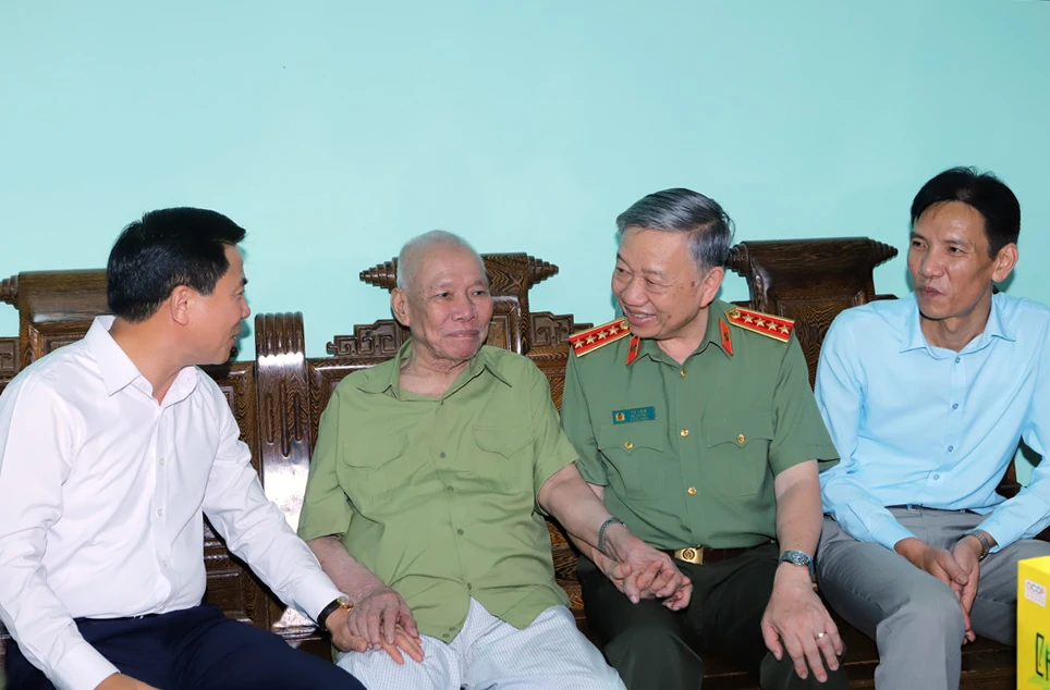 Đại tướng Tô Lâm thăm, tặng quà, tri ân người có công với cách mạng ở Thanh Hóa -.jpg