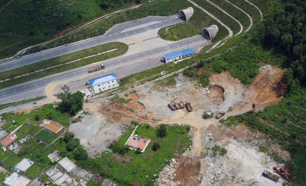 Xe tải chở đất “xé rào”, cắt ngang đi vào cao tốc Bắc Nam ở Thanh Hóa - 1.JPG