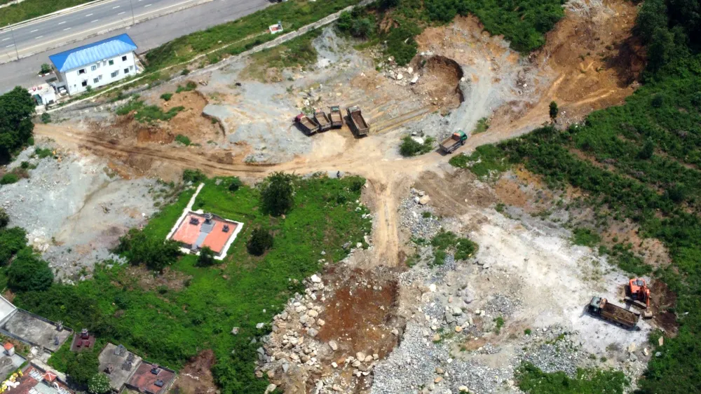 Xe tải chở đất “xé rào”, cắt ngang đi vào cao tốc Bắc Nam ở Thanh Hóa -.JPG