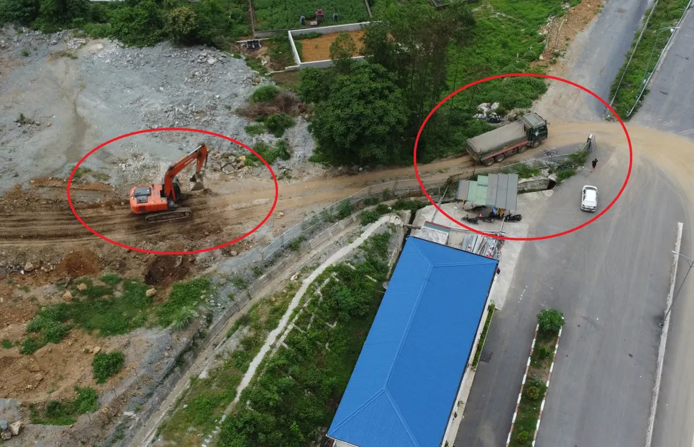 Vụ xe tải “xé rào” vào cao tốc Bắc – Nam Không được phép xúc đất bên cạnh hầm Thung Thi -3.JPG