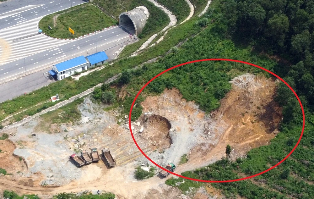 Vụ xe tải “xé rào” vào cao tốc Bắc – Nam Không được phép xúc đất bên cạnh hầm Thung Thi -4.JPG