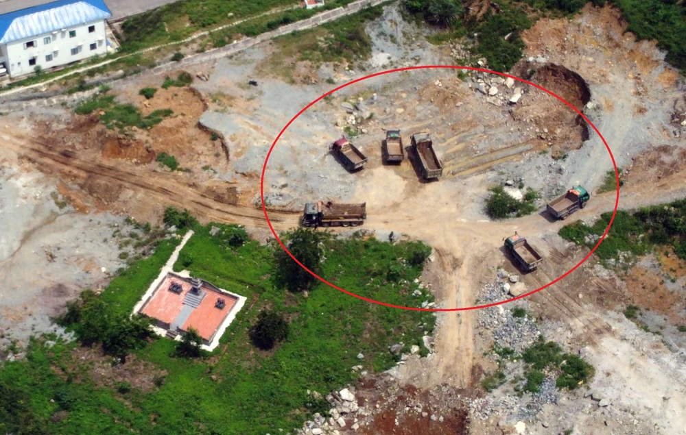 Vụ xe tải “xé rào” vào cao tốc Bắc – Nam Không được phép xúc đất bên cạnh hầm Thung Thi -5.JPG