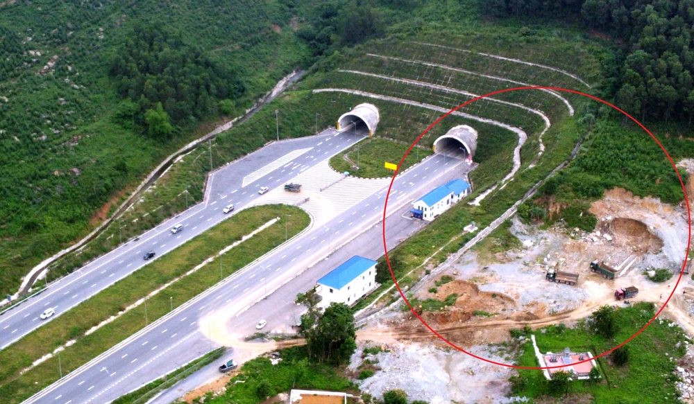 Vụ xe tải “xé rào” vào cao tốc Bắc – Nam Không được phép xúc đất bên cạnh hầm Thung Thi -7.JPG