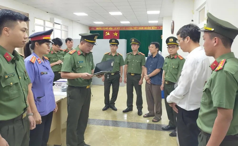 Bắt tạm giam 3 bị can đưa, nhận hối lộ xảy ra ở VPĐKĐĐ thành phố Sầm Sơn -3.jpg