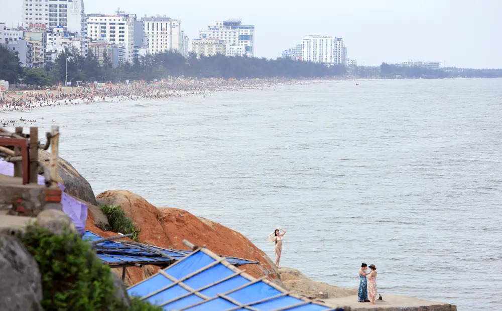 Du khách bất chấp nguy hiểm leo lên vách núi chụp ảnh biển Sầm Sơn - 10.JPG