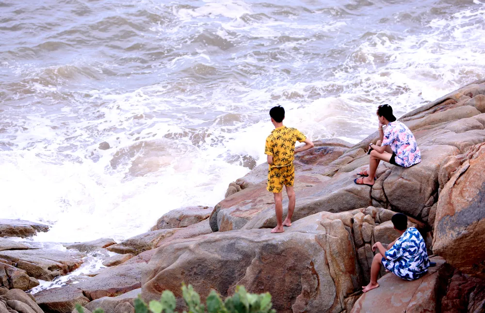 Du khách bất chấp nguy hiểm leo lên vách núi chụp ảnh biển Sầm Sơn - 12.JPG