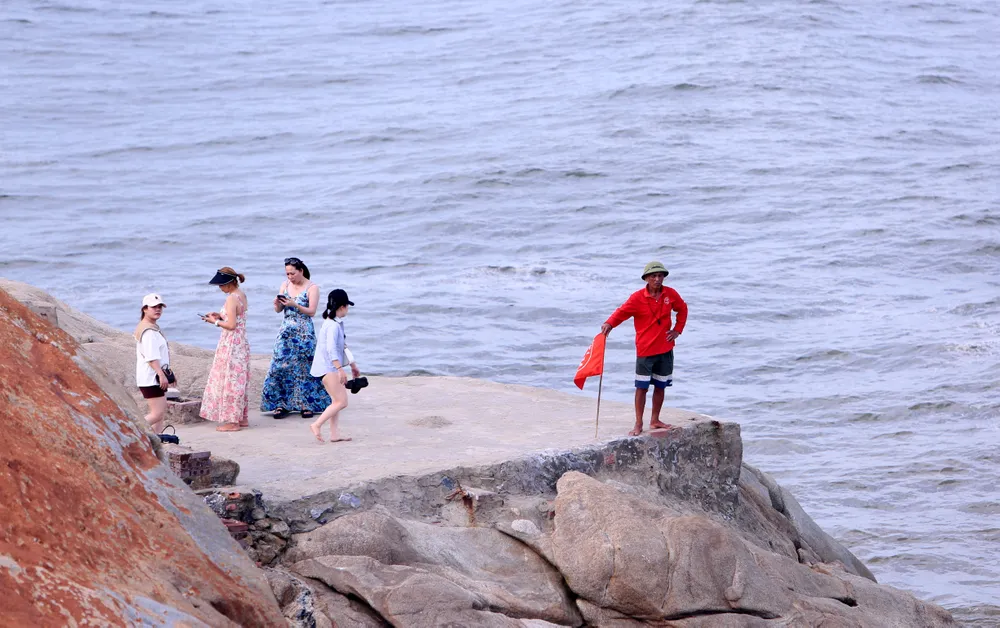 Du khách bất chấp nguy hiểm leo lên vách núi chụp ảnh biển Sầm Sơn - 13.JPG