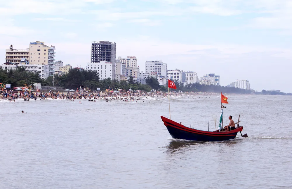 Du khách bất chấp nguy hiểm leo lên vách núi chụp ảnh biển Sầm Sơn - 14.JPG