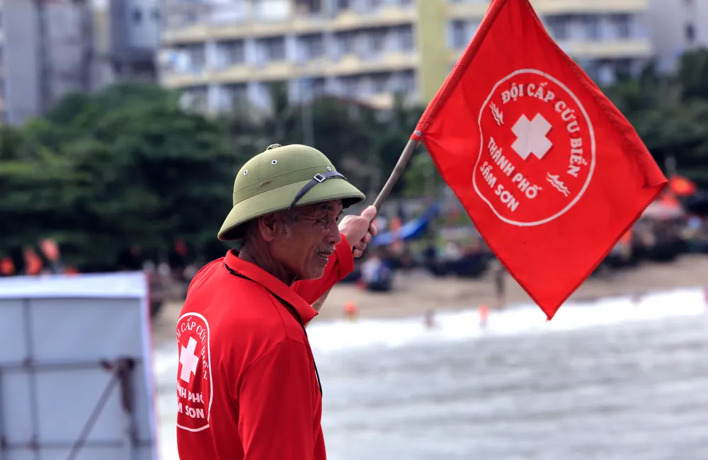 Du khách bất chấp nguy hiểm leo lên vách núi chụp ảnh biển Sầm Sơn - 3.JPG