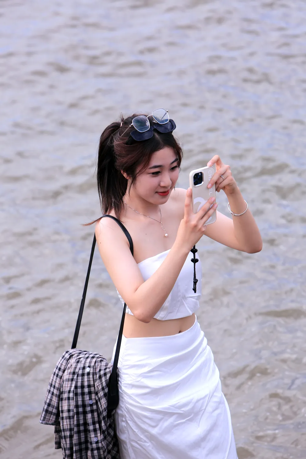 Du khách bất chấp nguy hiểm leo lên vách núi chụp ảnh biển Sầm Sơn - 5.JPG