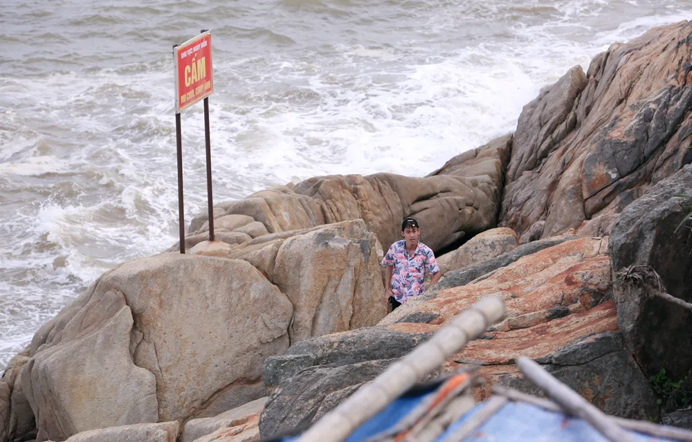 Du khách bất chấp nguy hiểm leo lên vách núi chụp ảnh biển Sầm Sơn - 8.JPG