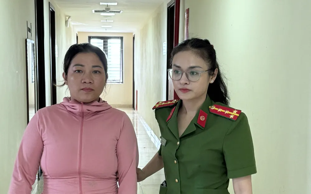 Phạm Thị Hằng bị cơ quan công an bắt quả tang khi đang bán bé gái 5 ngày tuổi tại một nhà nghỉ ở TP Thanh Hóa. Bắt 1 phụ nữ đang bán bé gái 5 ngày tuổi trong nhà nghỉ ở Thanh Hóa - 2.jpg