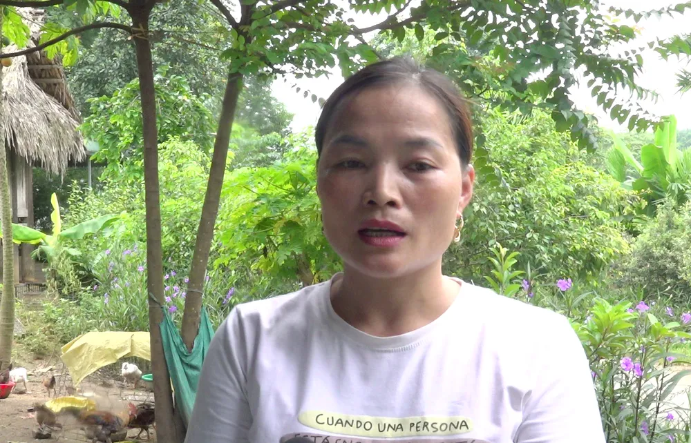 Chị Lê Thị Hậu bức xúc việc trang trại nuôi heo phát tán mùi hôi thối khiến cuộc sống của chị bị đảo lộn. Ảnh: ĐẶNG TRUNG Hàng ngàn người dân “sống chung” với mùi hôi thối từ trang trại nuôi heo - 7.jpg