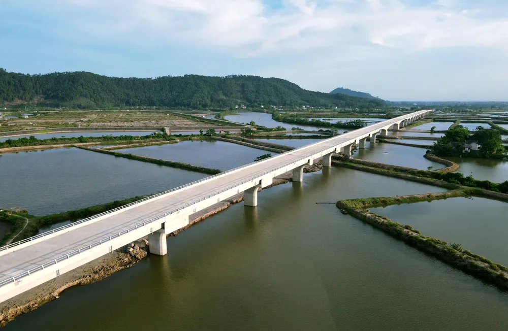 Hình hài cầu Lạch Trường vượt cạn dài nhất ở Thanh Hóa - 8.jpg