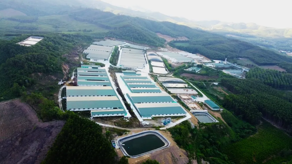 Toàn cảnh trang trại nuôi heo Tâm Việt bị dân tố bức tử khe Sào. Ảnh: ĐẶNGTRUNG 1 trang trại nuôi heo ở Thanh Hóa bị dân tố gây ô nhiễm kênh nước -6.jpg