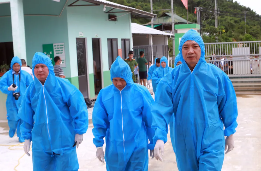 Ông Lê Đức Giang Phó Chủ tịch UBND tỉnh Thanh Hóa trực tiếp kiểm tra tại trang trại nuôi heo gây ô nhiễm môi trường. Ảnh: Đ. TRUNG Dừng vĩnh viễn trang trại nuôi heo nếu không khắc phục sự cố môi trường -2.jpg