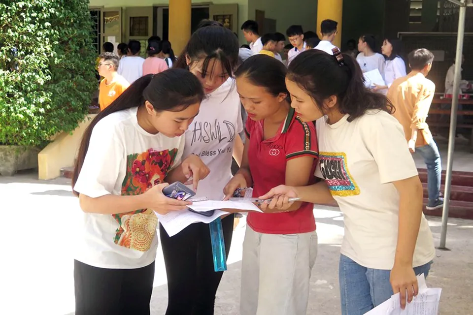 Kỳ thi tốt nghiệp THPT 2024, Thanh Hóa có 847 điểm 10, 1 thủ khoa khối C. Ảnh: ĐẶNG TRUNG Kỳ thi tốt nghiệp THPT 2024 Thanh Hóa có 847 điểm 10, 1 thủ khoa khối C.jpg