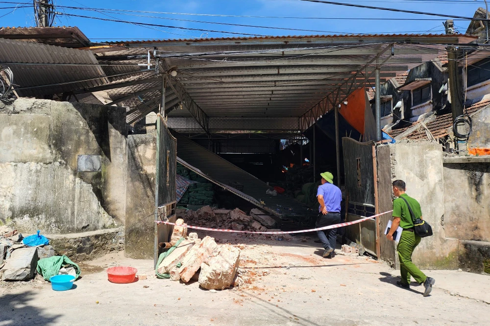 Hiện trường vụ sập kho nhà xưởng chế biến bao bì ở Ninh Bình -.jpg