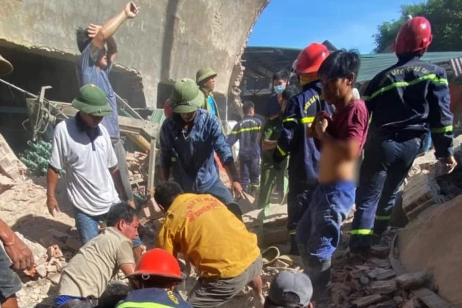 Hiện trường vụ sập kho nhà xưởng chế biến bao bì ở Ninh Bình - 2.jpg