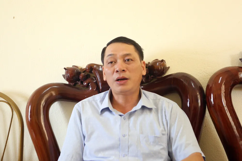 Ông Lê Văn Tuyên Chủ tịch UBND xã Xuân Hòa thừa nhận trên địa bàn có nhiều ngôi nhà đã bỏ hoang từ nhiều năm trước. Ảnh: ĐẶNG TRUNG Cảnh hoang tàn làng thanh niên lập nghiệp bỏ làng ở Thanh Hóa - 5.JPG