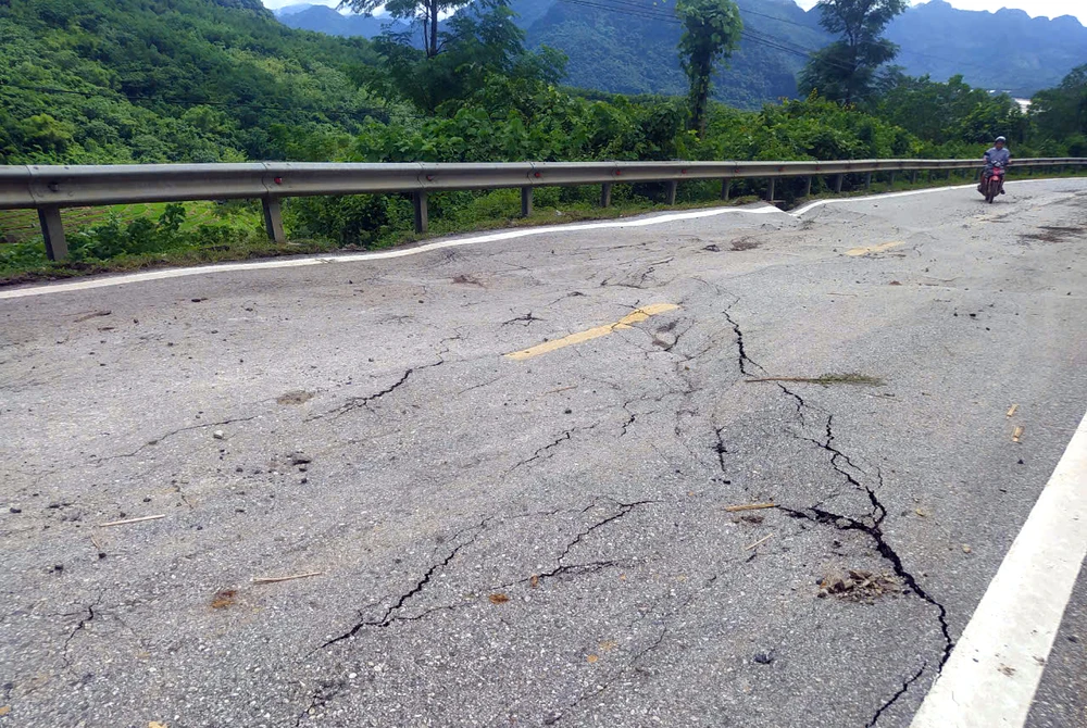 Quốc lộ 217 nối các huyện miền núi ở Thanh Hóa bị sụt lún nứt toác -11.jpg
