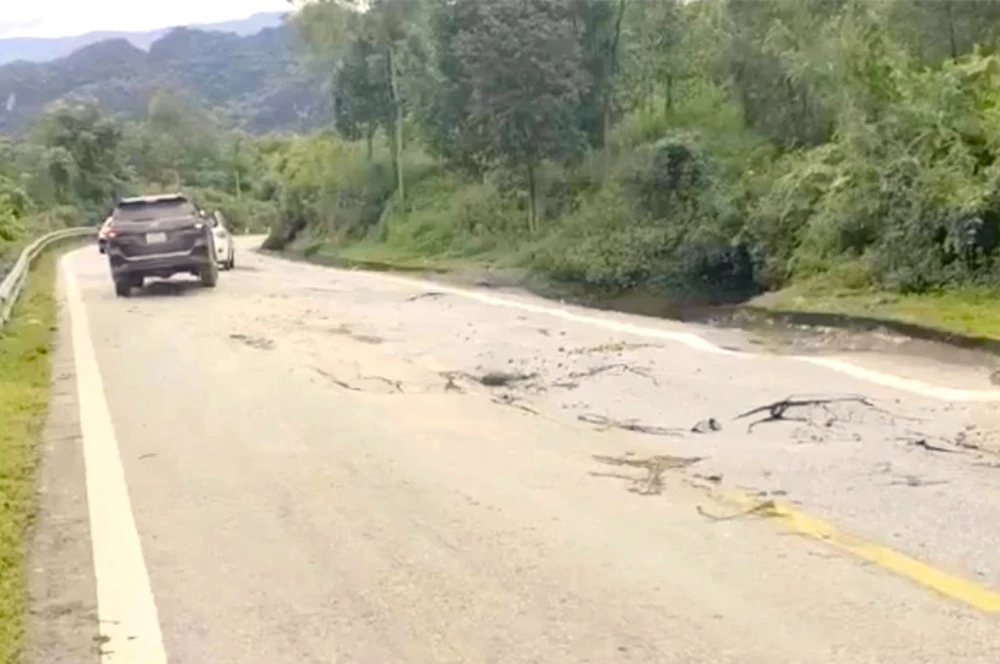 - Quốc lộ 217 nối các huyện miền núi ở Thanh Hóa bị sụt lún nứt toác -4.jpg