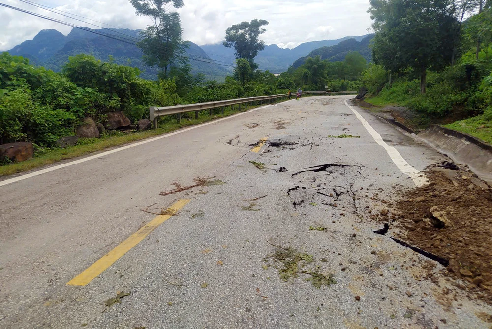 Quốc lộ 217 nối các huyện miền núi ở Thanh Hóa bị sụt lún nứt toác -5 (2).jpg
