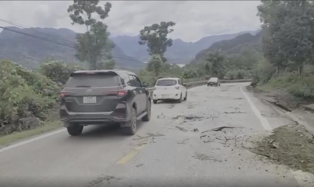 Quốc lộ 217 nối các huyện miền núi ở Thanh Hóa bị sụt lún nứt toác -8.png