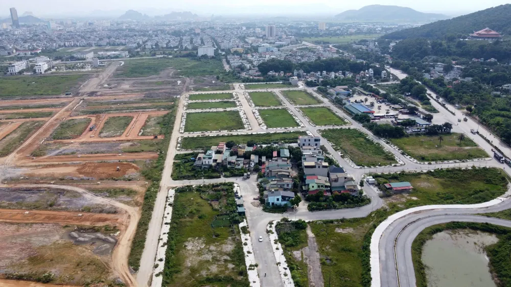 Hình ảnh khu đô thị ngàn tỉ trên đất vàng sau nhiều năm triển khai. Ảnh: ĐẶNG TRUNG Cảnh khu đô thị 1.200 tỉ đồng ở Thanh Hóa thành nơi chăn thả trâu bò - 10.jpg