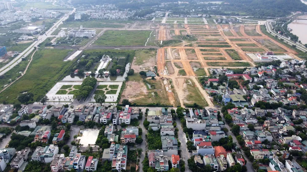 Dự án khu đô thị phía Đông đại lộ Bắc Nam nhìn từ trên cao vẫn chỉ là bãi đất trống. Ảnh: ĐẶNG TRUNG Cảnh khu đô thị 1.200 tỉ đồng ở Thanh Hóa thành nơi chăn thả trâu bò - 15.jpg