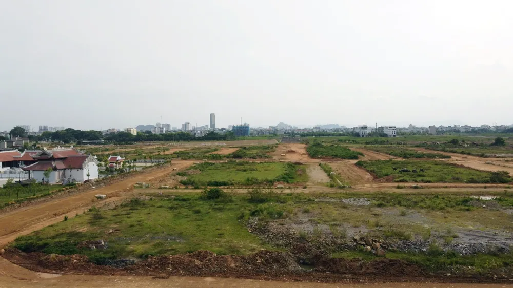 Dự án ngàn tỉ nhìn từ đại lộ Nam Sông Mã. Ảnh: ĐẶNG TRUNG Cảnh khu đô thị 1.200 tỉ đồng ở Thanh Hóa thành nơi chăn thả trâu bò - 2.jpg