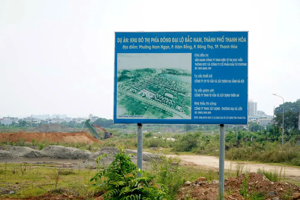 Bảng thông tin về dự án Khu đô thị phía Đông đại lộ Bắc Nam, TP Thanh Hóa. Ảnh: ĐẶNG TRUNG Cảnh khu đô thị 1.200 tỉ đồng ở Thanh Hóa thành nơi chăn thả trâu bò - 5.jpg