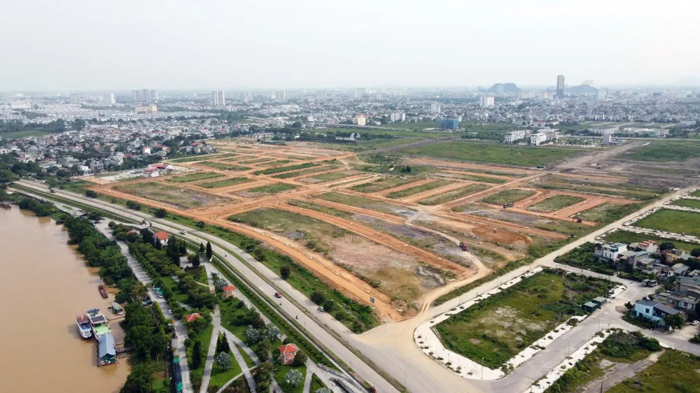 Dự án được cho là nằm trên khu đất vàng của TP Thanh Hóa khi các mặt tiếp giáp với các đại lộ như đại lộ Hùng Vương, đại lộ Nam sông Mã và đường Trần Hưng Đạo. Ảnh: ĐẶNG TRUNG Cảnh khu đô thị 1.200 tỉ đồng ở Thanh Hóa thành nơi chăn thả trâu bò -.jpg