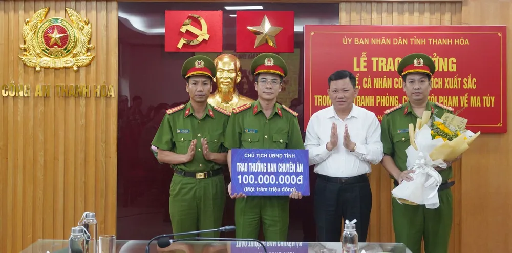 Tại buổi Lễ, đồng chí Nguyễn Văn Thi, Phó Chủ tịch Thường trực UBND tỉnh đã trao thưởng số tiền 100 triệu đồng của UBND tỉnh Thanh Hoá cho Ban Chuyên án. Tặng thưởng cá nhân, tập thể triệt phá đường dây ma túy “cực khủng” ở Thanh Hóa -3.jpg