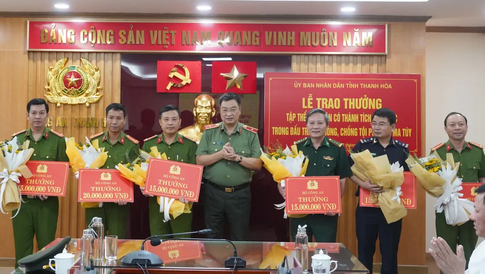 Thừa uỷ quyền của lãnh đạo Bộ Công an, Thiếu tướng Trần Phú Hà, Giám đốc Công an tỉnh Thanh Hoá đã trao thưởng cho các đơn vị có thành tích triệt phá đường dây ma túy khủng từ Lào về Việt Nam. Tặng thưởng cá nhân, tập thể triệt phá đường dây ma túy “cực khủng” ở Thanh Hóa -4.jpg