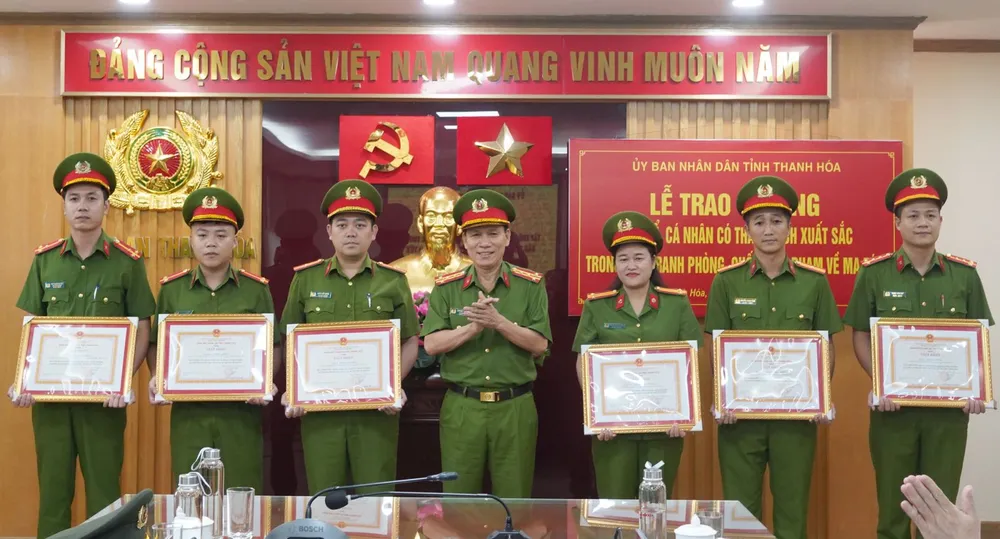 Đại tá Dương Văn Tiến, Phó Giám đốc, Thủ trưởng Cơ quan Cảnh sát điều tra Công an tỉnh trao Giấy khen của Giám đốc Công an tỉnh cho các cá nhân có thành tích xuất sắc. Tặng thưởng cá nhân, tập thể triệt phá đường dây ma túy “cực khủng” ở Thanh Hóa -.jpg