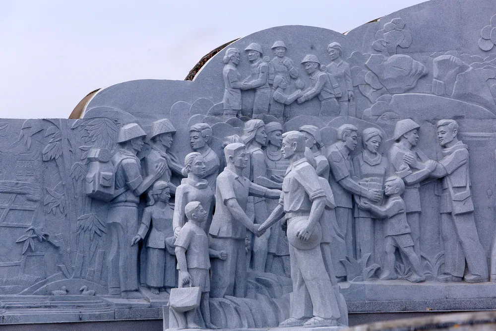 Ngắm tượng đài con tàu tập kết ra Bắc biểu tượng tình đoàn kết hai miền Nam – Bắc - 10.JPG