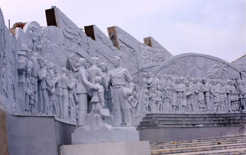 Ngắm tượng đài con tàu tập kết ra Bắc biểu tượng tình đoàn kết hai miền Nam – Bắc - 11.JPG