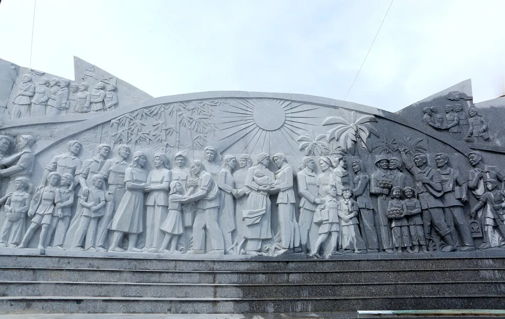 Ngắm tượng đài con tàu tập kết ra Bắc biểu tượng tình đoàn kết hai miền Nam – Bắc - 2.JPG