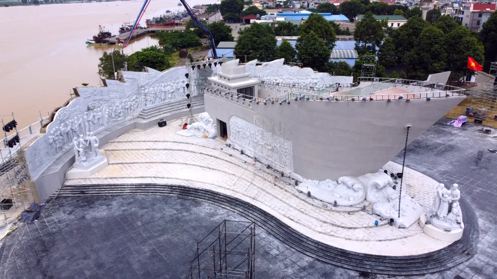 Ngắm tượng đài con tàu tập kết ra Bắc biểu tượng tình đoàn kết hai miền Nam – Bắc - 20.JPG