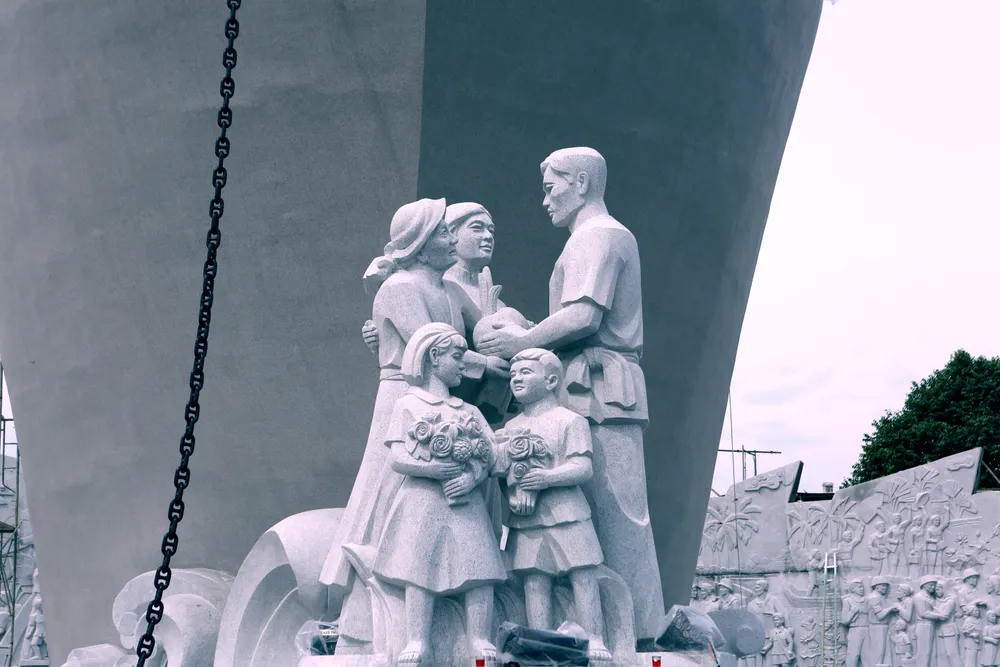 Ngắm tượng đài con tàu tập kết ra Bắc biểu tượng tình đoàn kết hai miền Nam – Bắc -.JPG