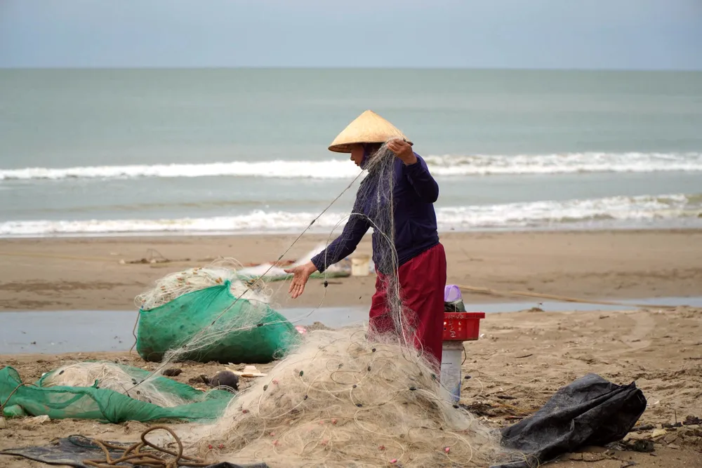 Làng chài biển Sầm Sơn hối hả chạy siêu bão Yagi trước giờ đổ bộ - 1.jpg