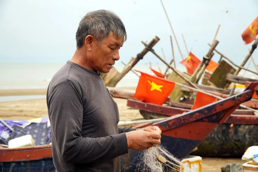 Làng chài biển Sầm Sơn hối hả chạy siêu bão Yagi trước giờ đổ bộ - 11.jpg