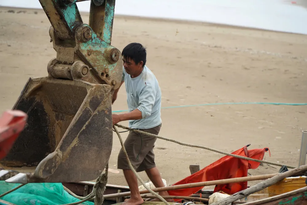 Làng chài biển Sầm Sơn hối hả chạy siêu bão Yagi trước giờ đổ bộ - 111.jpg
